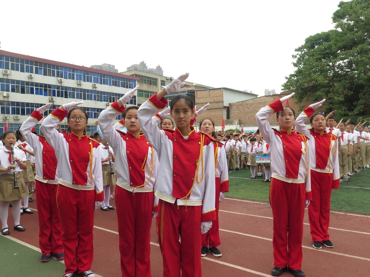 北塘实验小学举行“向国旗敬礼”主题升旗暨国旗班新老队员交接仪式