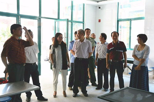 海门市副市长黄静等领导视察第一实验小学