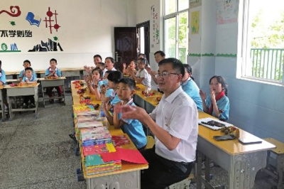 云梦县实验小学城北校区为留守学生过节