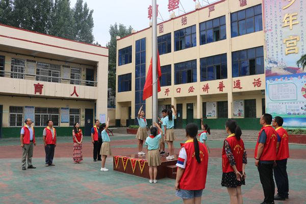 济源市轵城实验小学举行“迎七一”升旗仪式暨党员集体宣誓活动